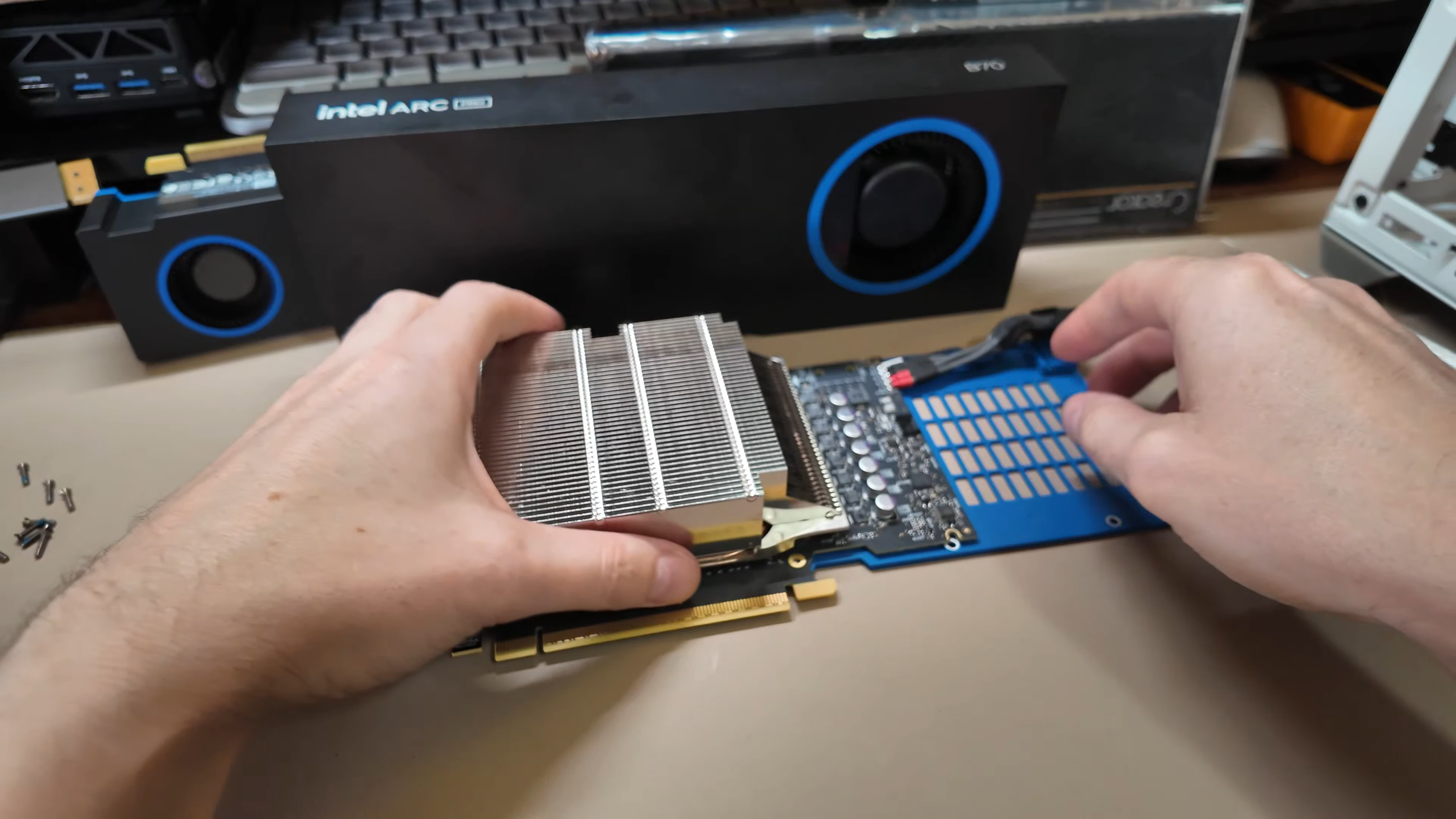 Immagine pubblicata in relazione al seguente contenuto: Teardown della video card Intel Arc Pro B70 32GB e immagini della GPU BMG-G31 | Nome immagine: news37450_Intel-Arc-Pro-B70-Single-Fan-32GB_2.png